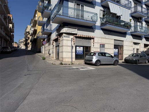 Locale Commerciale Angolare, 3 Vetrine, 2 Bagni. Con Canna Fumaria.
